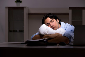 Obraz premium Young handsome employee and too much work in the office 