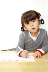 Naklejka premium 勉強する幼児(4歳児)