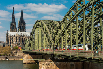 Hohenzollerbr&uuml;cke und Dom in K&ouml;ln