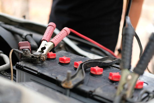 Mechanic Use Jumper Cables To Charge Dead Car Battery