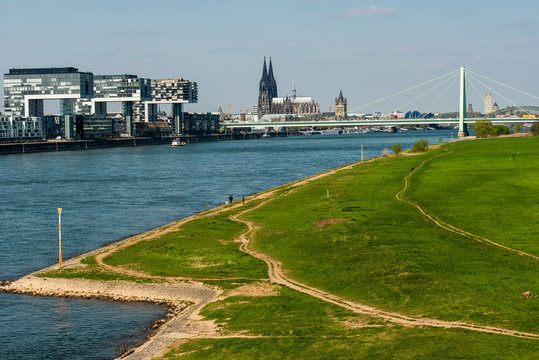 Stadtpanorama K&ouml;ln mit Dom und Gro&szlig; St. Martin mit der Severinsbr&uuml;cke