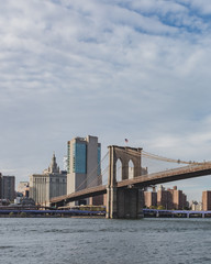 Naklejka premium Brooklyn Bridge over East River with skyline of Manhattan, in New York, USA