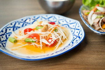 Som tum Thai spicy green papaya salad