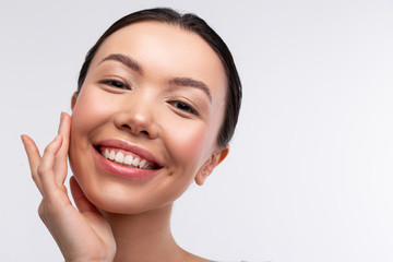 Obraz premium Close up of beaming dark-haired woman smiling broadly