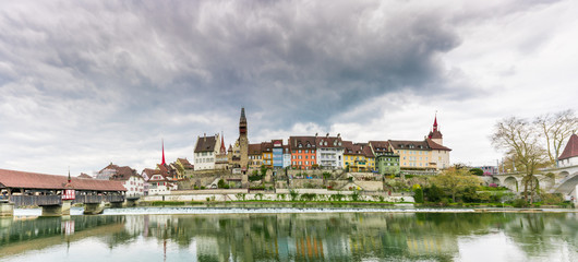 Obraz premium view of the old historic town of Bremgarten and the river Reuss