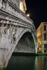 Rialtobrücke bei Nacht