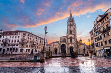 Catedral en Oviedo, Asturias - obrazy, fototapety, plakaty