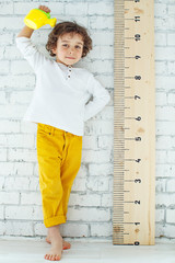 Child measures height 