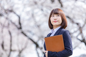 Fototapeta premium 桜とスーツの女性