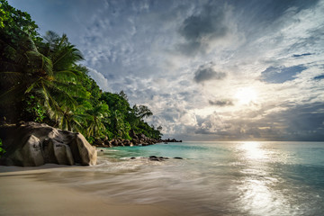 Obraz premium paradise beach at anse georgette, praslin, seychelles 18