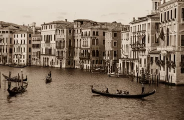 Naadloos Fotobehang Airtex A view of Venice cityscene with gondola romantic narrow canal © derege
