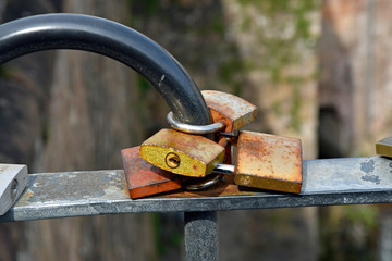 liebesschlösser an einem brückengeländer