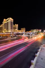 Foto op Plexiglas Las Vegas, Nevada / Usa - 09.03.2015: auto& 39 s op de kruising van South Las Vegas Boulevard en West Flamingo Road voor Caesars Palace op de Las Vegas-strip & 39 s nachts. © Sebastian