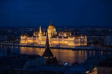 Obraz premium Night view of famous Hungarian parliament building with Danude river