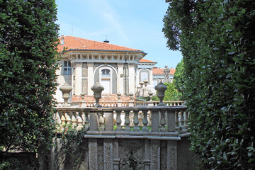 Obraz premium Palace on the island of Isola Bella on lake Maggiore in Italy bright summer day