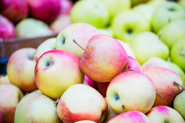 red apples