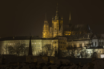 Obraz premium A view of historic Prague Castle at night