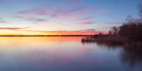 Sonnenuntergang am Chiemsee, traumhafte Wolken - Stockfoto