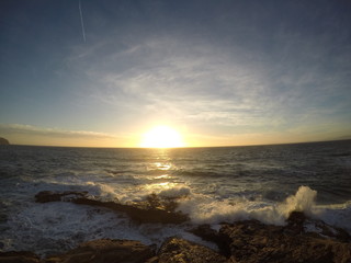 Amanecer con vistas  el mar y el sol en el horizonte