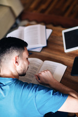 Obraz premium Exhausted student study for exam in the morning 