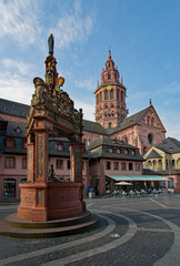 Blick auf den Marktbrunnen und den Mainzer Dom in Mainz, Rheinland-Pfalz, Deutschland 