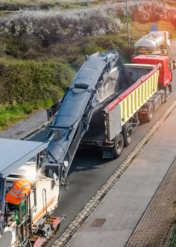 raboteuse et camion benne  en action 