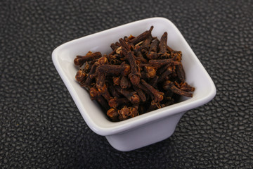 Dry clove seeds