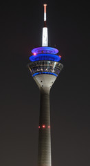 Rheinturm in Düsseldorf bei Nacht mit dunklem Hintergrund