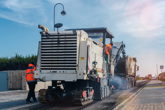 raboteuse et camion benne  en action 