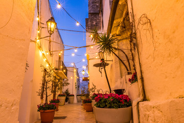 Romantische Gasse in Italien zur Abenddämmerung