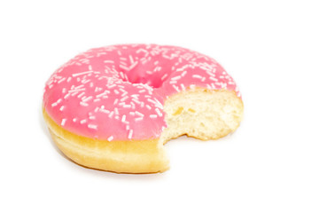 angebissener pinker Donut mit weissen Streusel