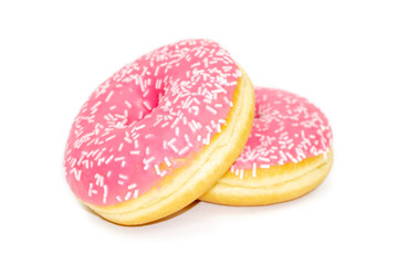 Donuts mit pinker Glasur und weissen Streuseln freigestellt auf weißem Hintergrund
