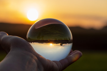Die Landschaft durch eine Kristallkugel sehen