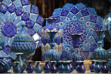 ręcznie malowane naczynia w arabskie niebieskie wzory na stoisku ulicznym w iranie - obrazy, fototapety, plakaty