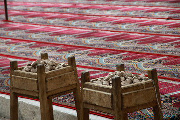 muzułmańskie gliniane tabliczki do modlitwy przed wejściem do meczetu - obrazy, fototapety, plakaty