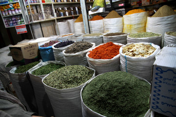 stoisko na irańskim bazarze workami pełnymi kolorowych przypraw