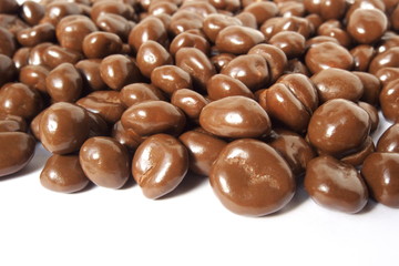 麦チョコ - Chocolate-coated puffed barley