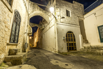 Fototapeta na wymiar Verlassene Gasse in Italien bei Nacht