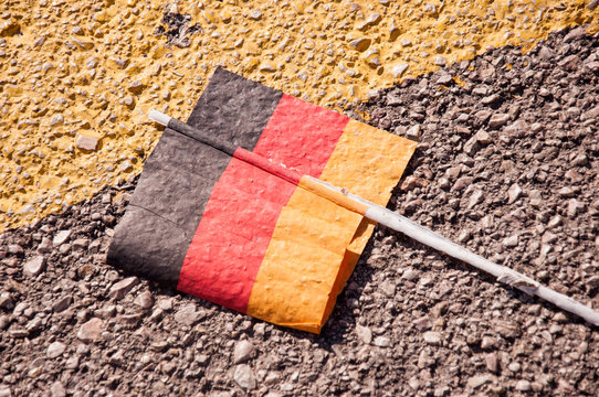 Deutschandflagge am Boden - Symbolfoto für Niederlagen