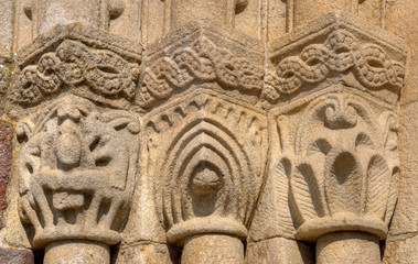 Chapiteaux sur l'église romane de Rio Mau, Portugal