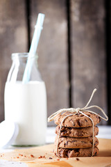 Cookies gestapelt mit Milch