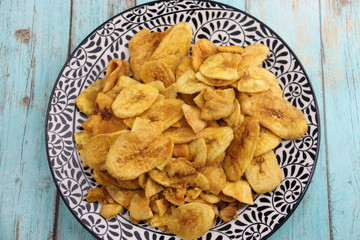 Chips de bananes sur une assiette