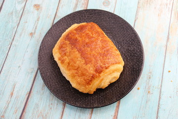 Pain au chocolat sur une assiette