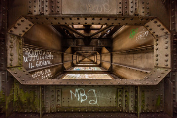 Im Inneren einer Eisenbahnbrücke aus Stahl - Steampunk