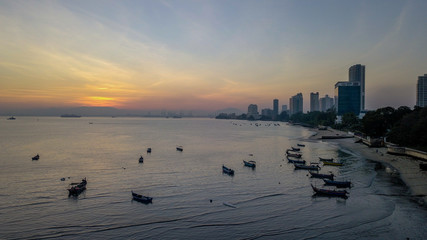 Obraz premium sunrise landscape at Penang Malaysia near the beach early in the morning
