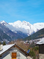 Fototapeta na wymiar Le alpi Italiane dopo una grande nevicata