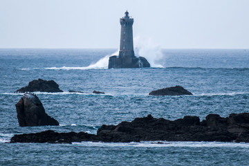 Atlantikwellen laufen gegen Leuchtturm in den Klippen; F, Bretagne, Finistère, Küste mit...