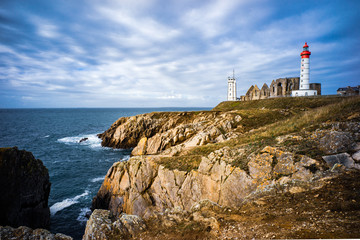F, Bretagne, Finistére, Pointe Saint-Mathieu, Leuchtturm und Kloster an der Felsenküste im Atlantik