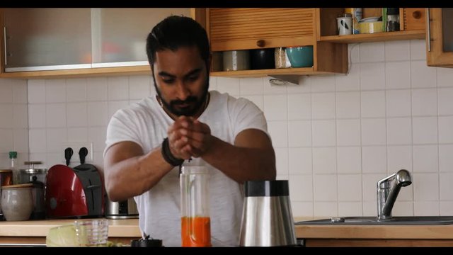 Junger Mann kocht