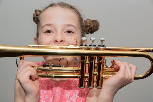 Trompeter spielt Melodie die ans Herz geht - ein lizenzfreies Stock Foto  von Photocase